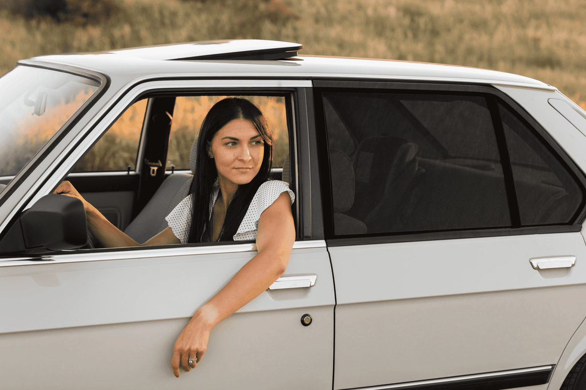 Zonnescherm auto bevestigen? Zo blijft het stevig zitten