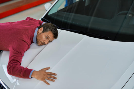 auto kraakt bij drempel